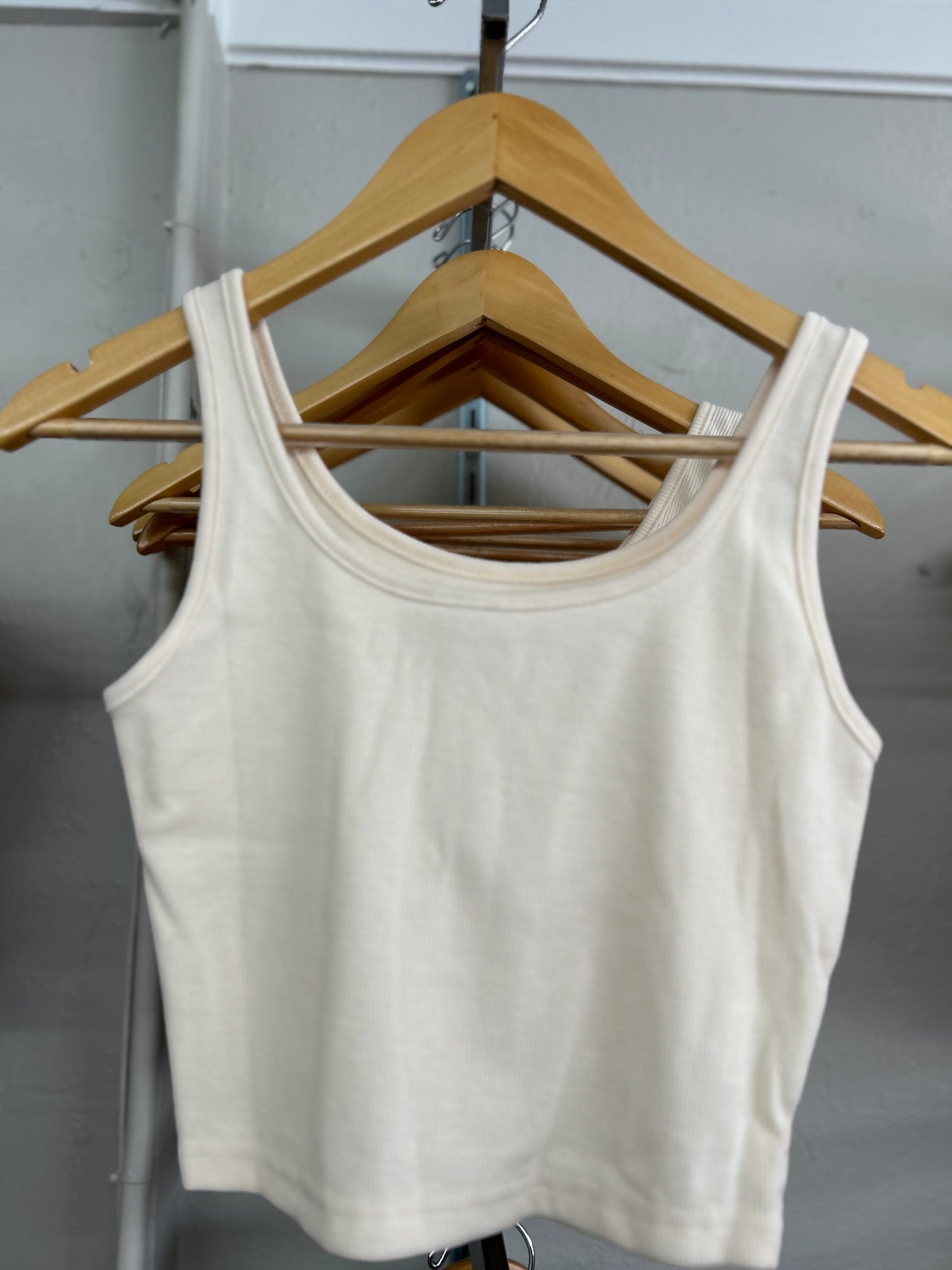 Solid color crop tank top